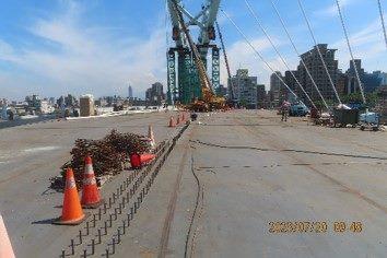 11207-主橋面剪力釘打設作業