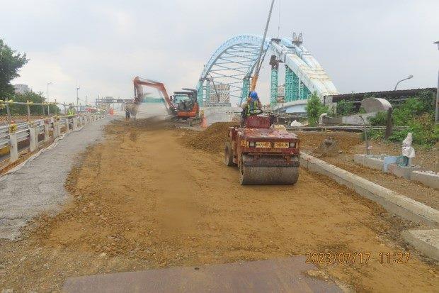11207-臺北端路堤段級配回填滾壓作業