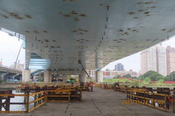 11211-主橋下翼鈑鏟修及塗裝作業