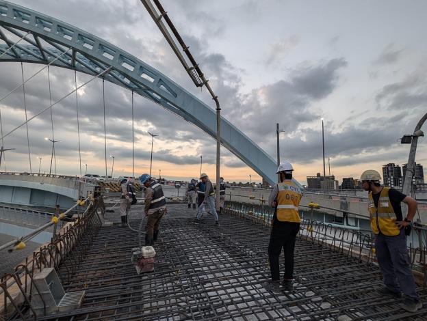 匝道B鋼橋橋面板混凝土澆置