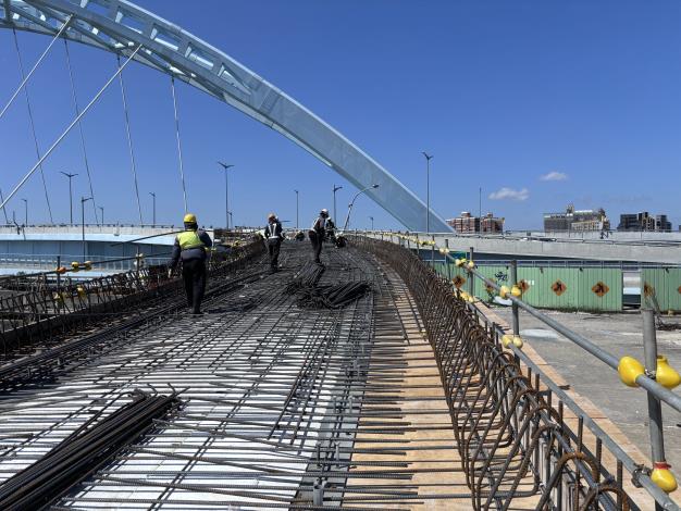 匝道B鋼橋橋面板鋼筋綁紮