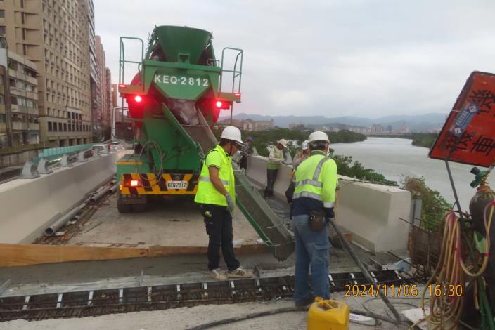 匝道B伸縮縫灌漿