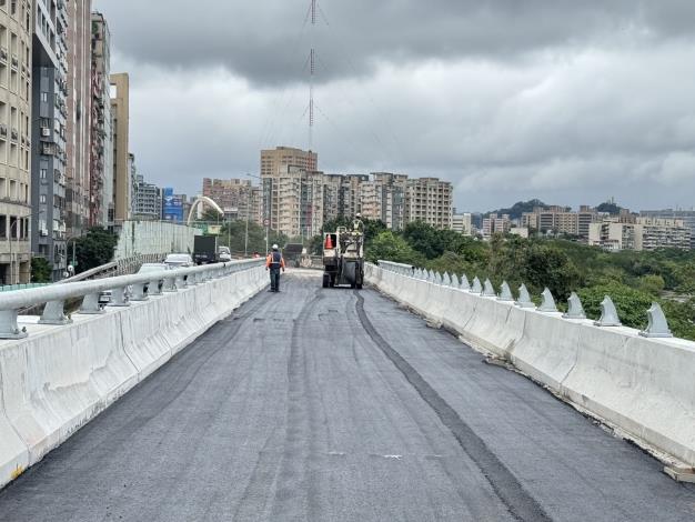 匝道B瀝青路面鋪設
