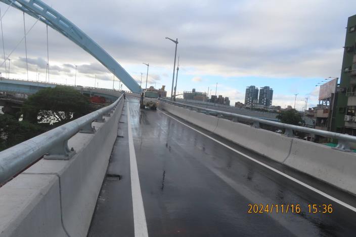 匝道B通車前路面清洗