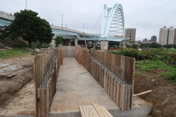 11401--下游側牽引道擋土牆身混凝土澆置完成