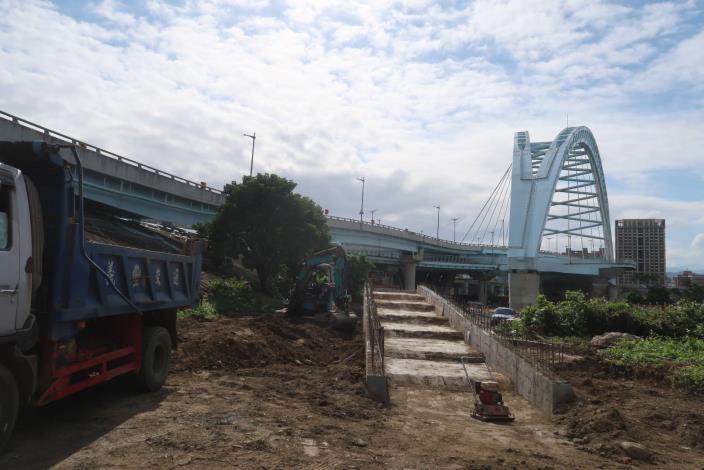 11401--下游側牽引道橋台背填土回填