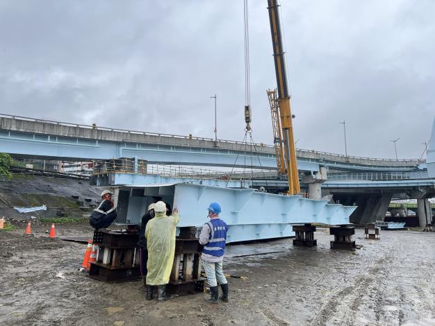 11402-下游側牽引道鋼梁吊裝-2