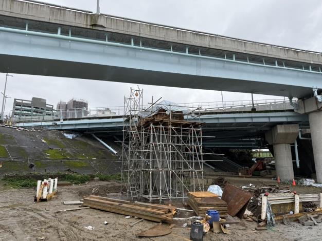 11402-下游側牽引道帽梁灌漿