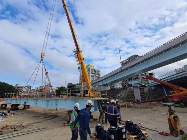 11402-下游側牽引道鋼梁吊裝-1