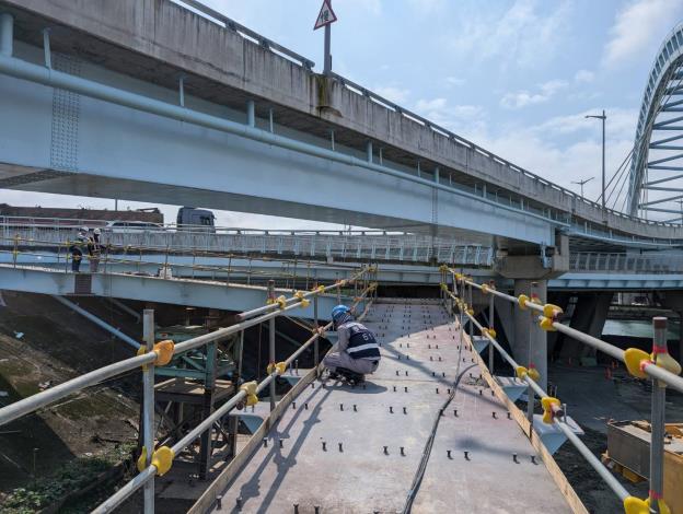 11403-下游側牽引道版位差調整