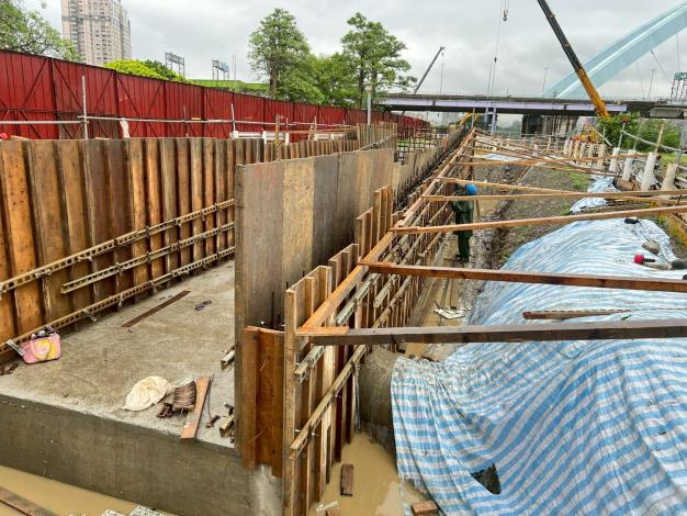 11404新端上游側牽引道橋台擋土牆組模