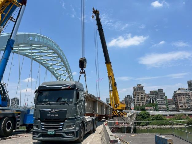 11404上游側預力梁吊離