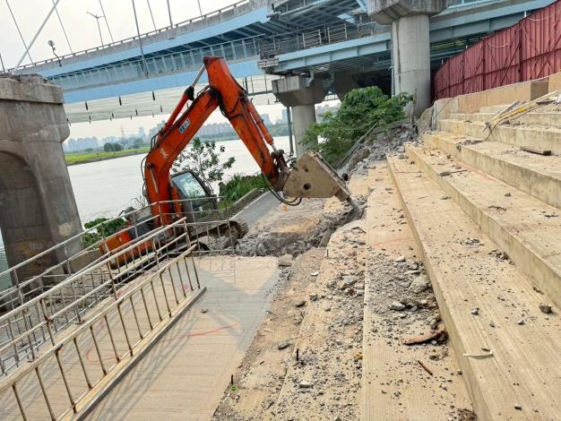 11404臺北端上游側牽引道基礎開挖整地1