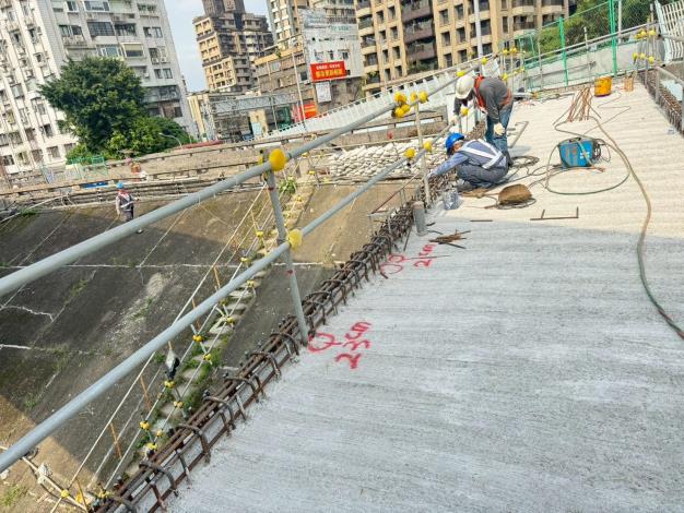 11404下游側牽引道護欄基座安裝