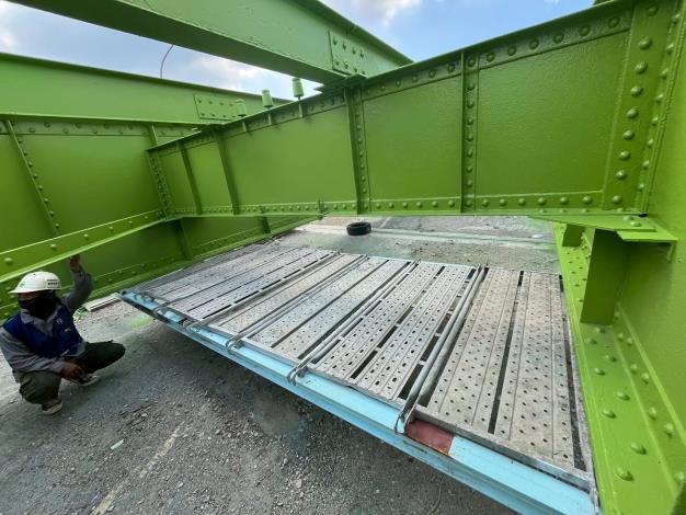 川端橋鋼梁下施工架裝設