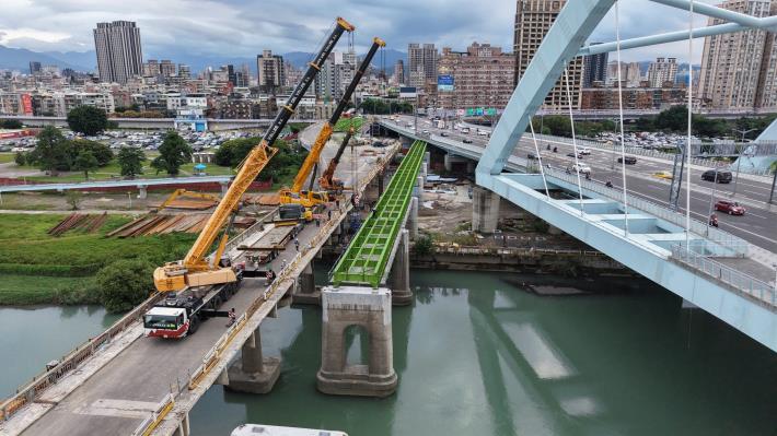 川端橋鋼梁吊裝1