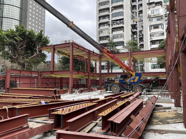 11001-中繼市場鋼構二區吊裝.JPG
