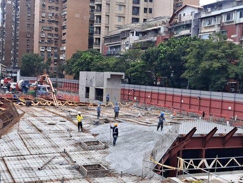 115.02.07-1F鋼承鈑(X8-X12)混凝土澆置