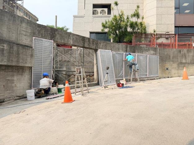 115.04.16-B1F車道鋁百葉窗安裝作業