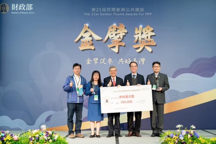 圖5行政院長與獲獎團隊合影