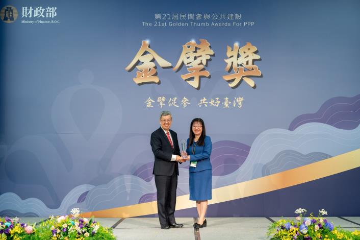 圖1工務局張郁慧副局長代表領取優等獎