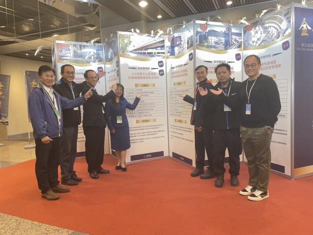 圖6獲獎團隊與獲獎事蹟看板合影