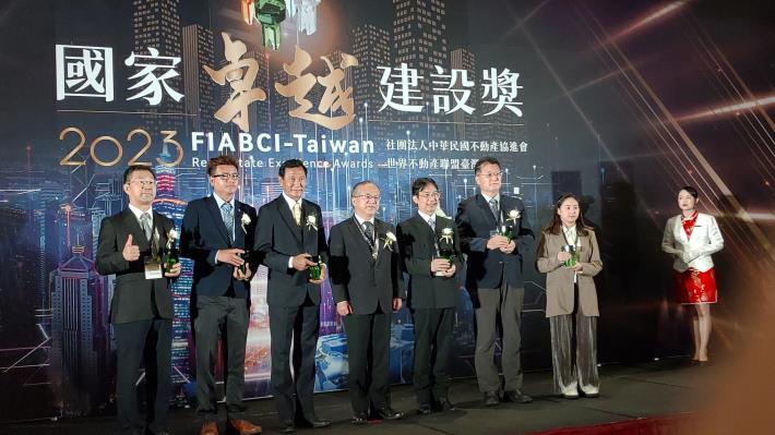 圖14.劉家銘副處長代表本處受獎(南港立體連通平臺及其附屬綠化設施統包工程)