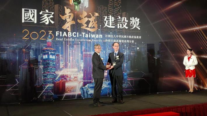 圖8.王健忠副處長代表本處受獎(臺北市北投區稻香合署大樓新建工程)