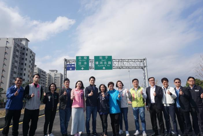 圖10通車典禮之參加人員合影