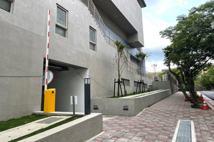 圖4 西側完成外觀及停車場出入口