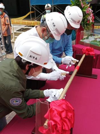 圖6 柯文哲市長、黃珊珊副市長以及民政局藍世聰局長於上梁主筋簽名