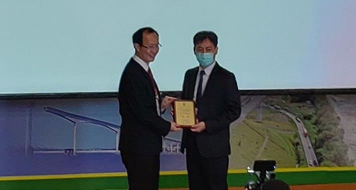 圖5.工務科蕭志龍科長代表本處接受表揚(永建國民小學)