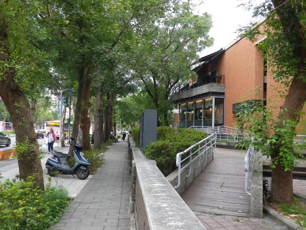 圖4 施工前校園圍牆分隔並侷限市民及師生的使用空間