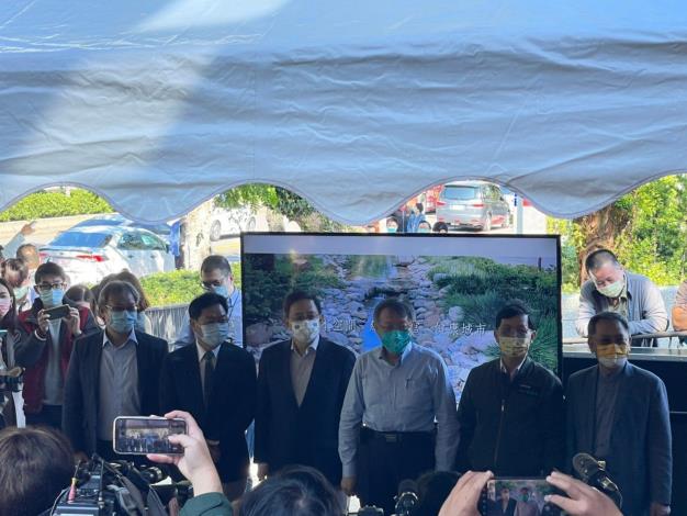 圖9市長及2位副市長與臺大校長、副校長及總務長合影