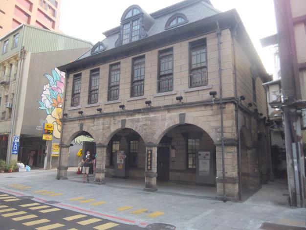 圖3 人行道拓寬打造安全舒適人本環境（撫臺街洋樓前）