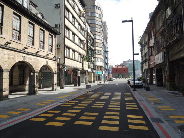 圖4 撫臺街洋樓前劃設黃色減速標線.JPG