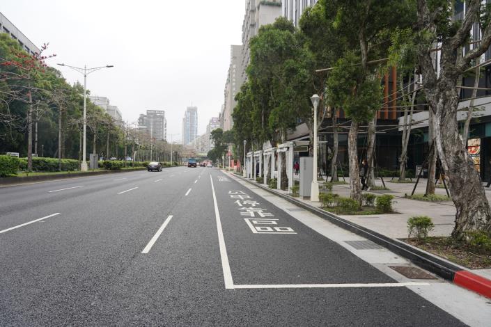 圖2 忠孝東路3段(三井飯店前) 多孔隙瀝青混凝土鋪面道路