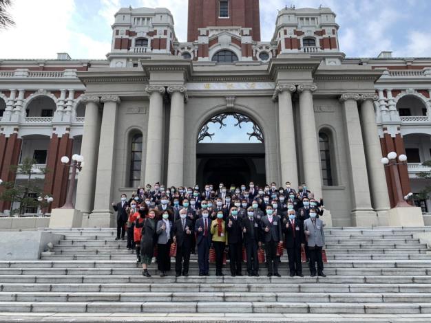 圖3得獎單位代表於總統府外合照