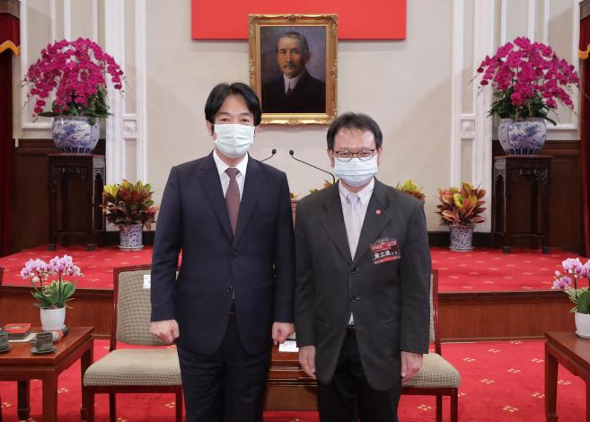 圖2新工處處長黃立遠與賴副總統合照