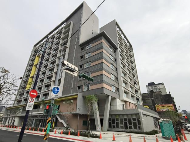 圖3建物竣工外觀(臨路側)