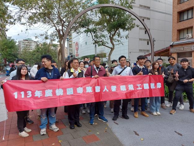 圖4. 桃園市政府參訪團於瑠公綠廊前合影