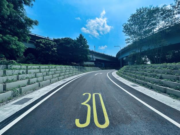 圖8堤頂交流道往北匝道動線改善工程完工照