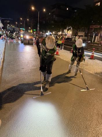 圖5 半剛性施工中-滾壓及抹平