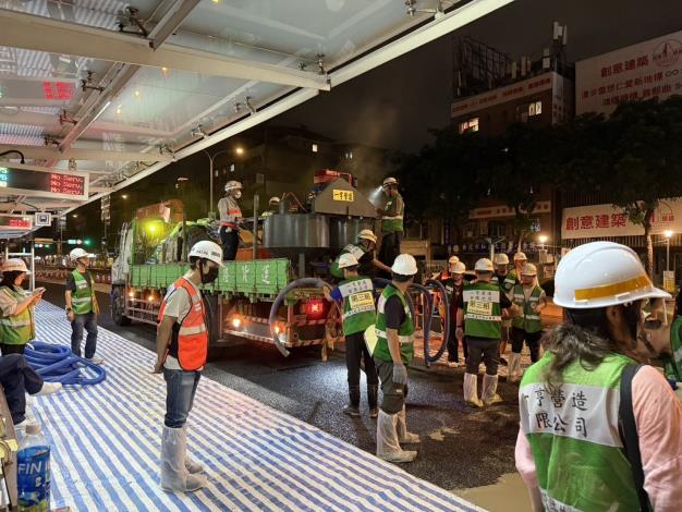 圖2 半剛性鋪面施工中-拌合機具