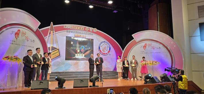 圖1.由劉家銘副處長代表新工處受獎