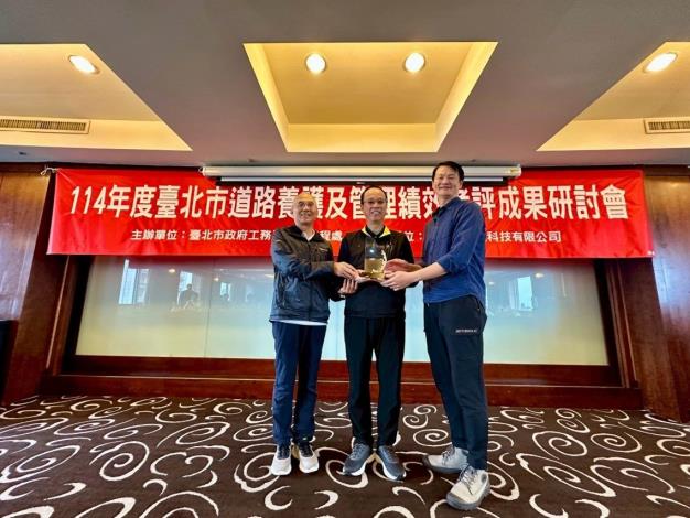 圖6.王健忠副處長頒發標竿獎得獎單位(南區工務所及養護隊第6分隊)