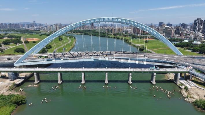 圖4 改建後中正橋-大跨度透空鋼拱橋與日治時期「川端橋」