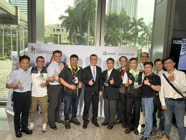 Picture 13. The award-winning team from the New Construction Office posing with Deputy Mayor Lee