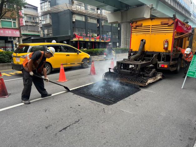 Picture 9. Small-scale road surface repair - hot recycling construction