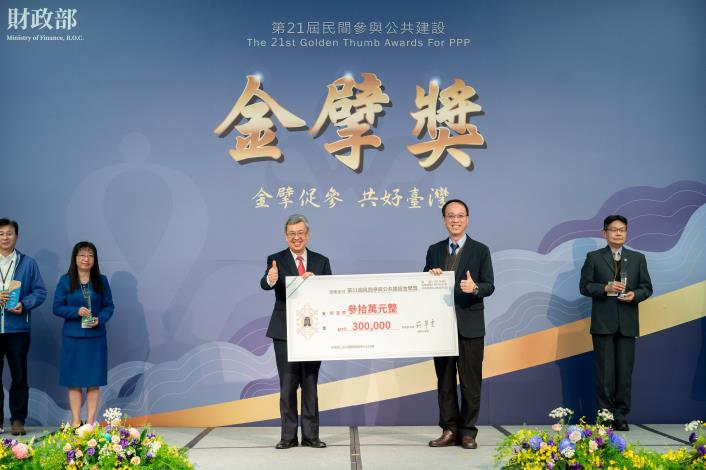 Picture 2. Deputy Director Wang Chien-chung of the New Construction Office receives award prize money on behalf of his unit